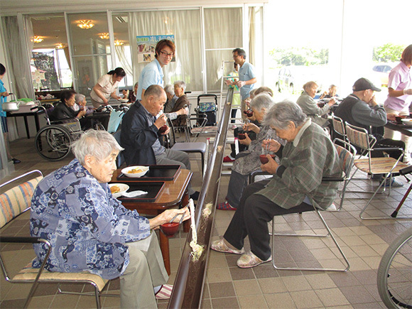 行事食（流しソーメン）