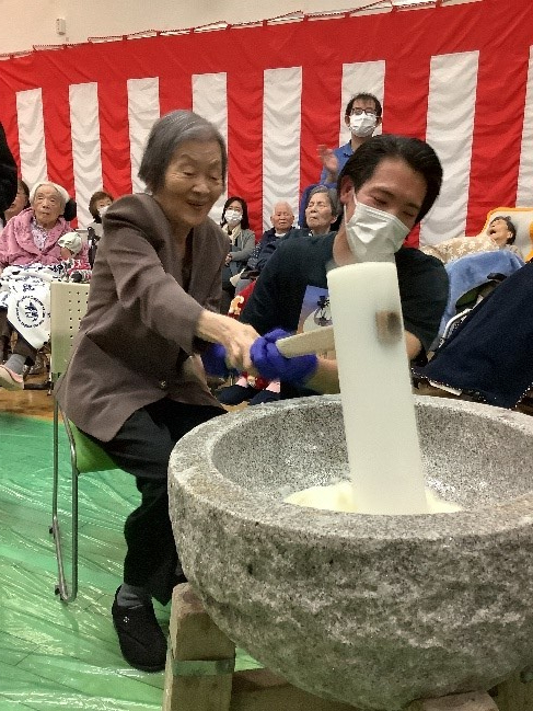 毎年恒例のお餅つきを行いました。